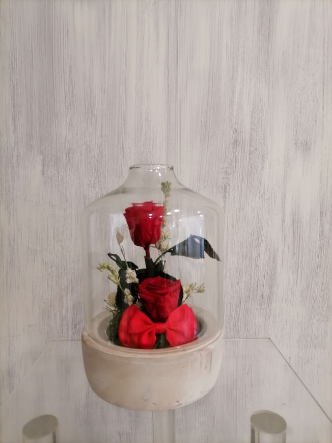 Cúpula con base de cemento y flor preservada